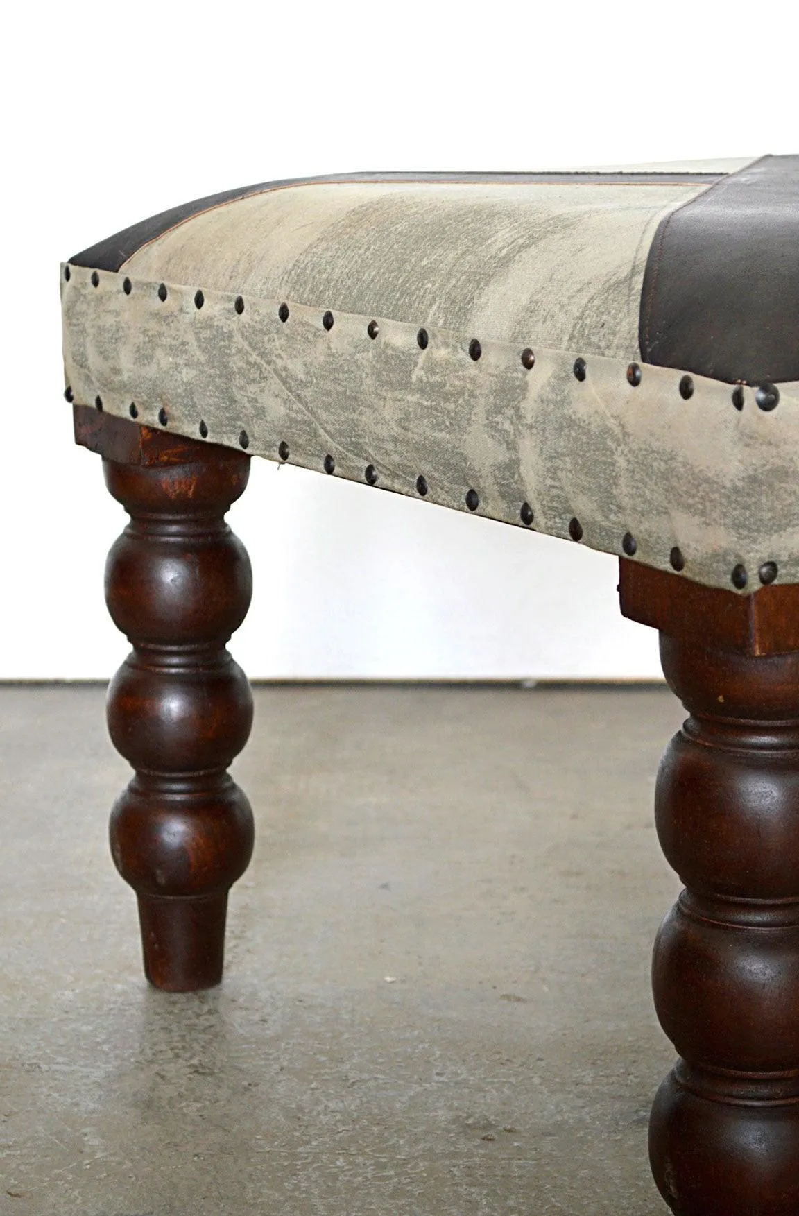 Sgabello con Imbottitura in Cotone e Pelle Gambe in Legno Massello