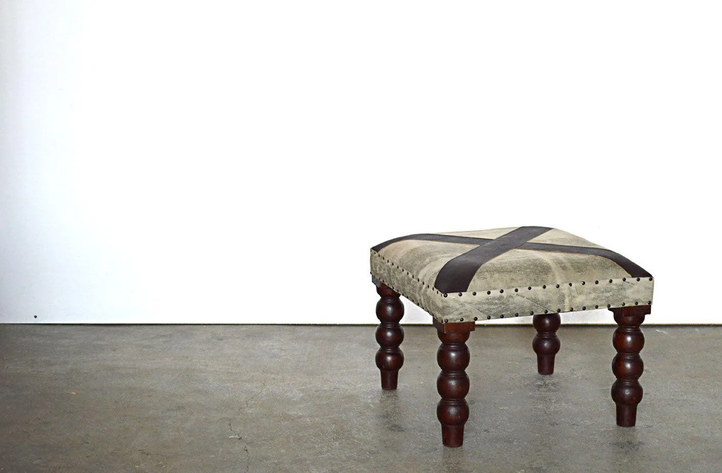 Sgabello con Imbottitura in Cotone e Pelle Gambe in Legno Massello